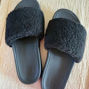 Lululemon Fleece Restfeel Slide, black/gold size 8